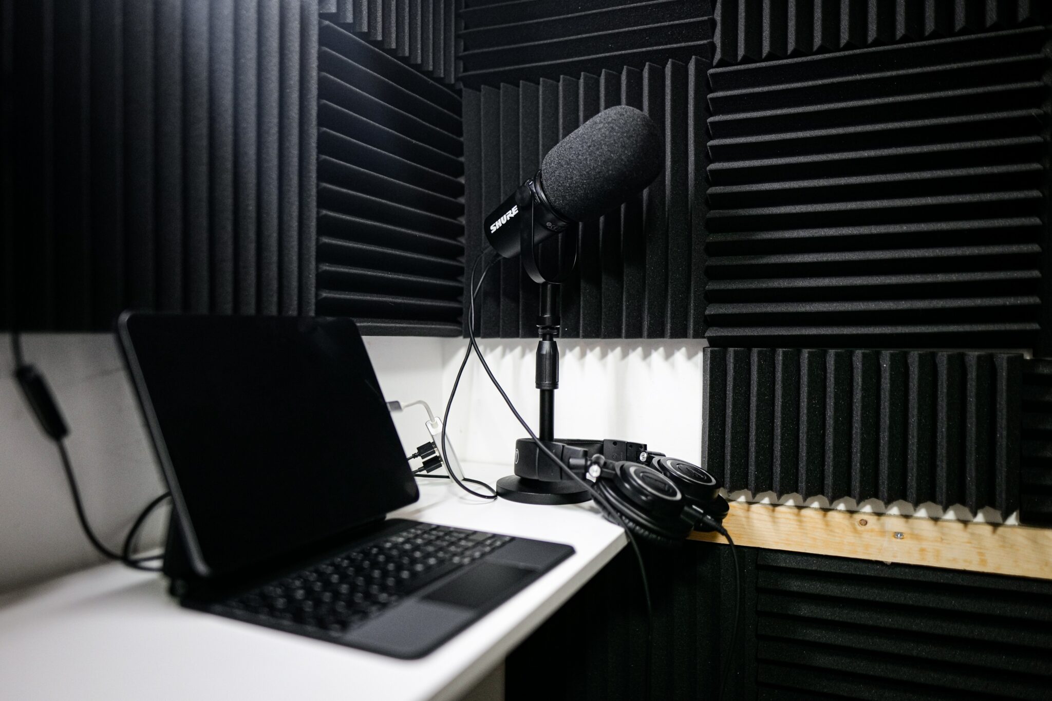 Your Cheat Sheet to 4 Major Podcast Equipment Options for Small-Businesses & Beginners 2